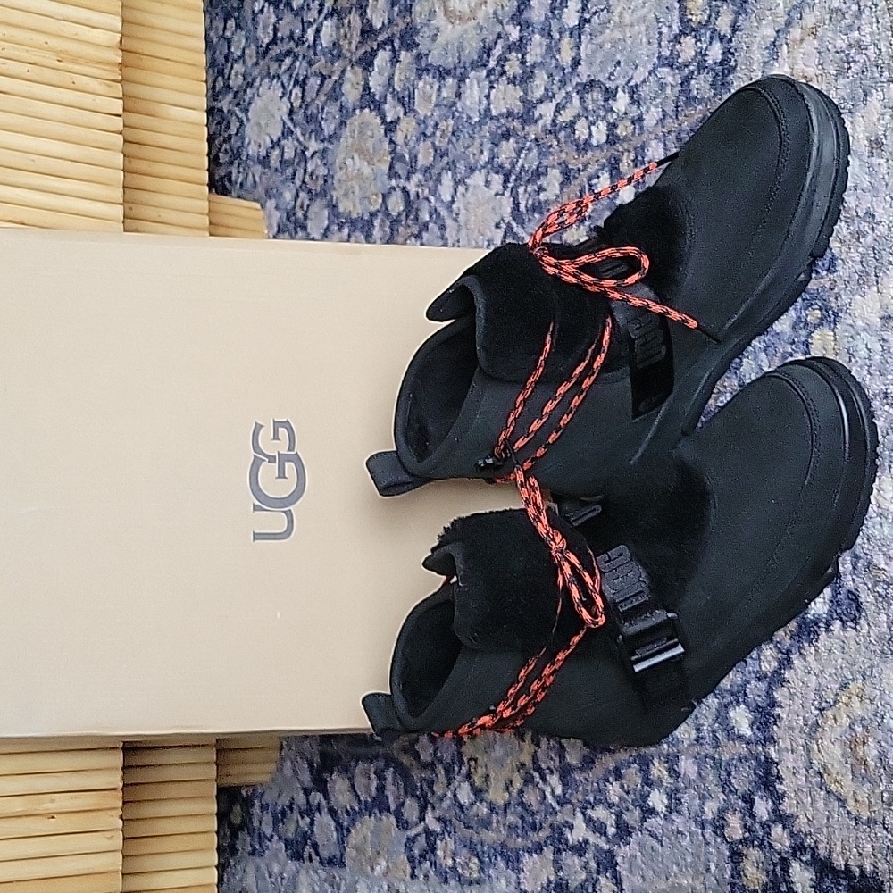 Ugg Classic Hiker Boots Size 10. NWT. Black with black fur inside.